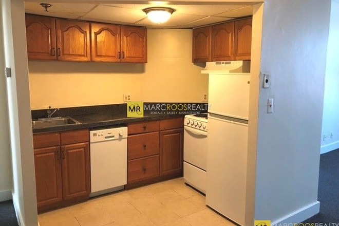 Call NOW for showings! 617-236-8550 - COMM AVE - FANTASTIC KENMORE 2 BED W/ HOT WTR INC! *AVAIL NOW* Apartments