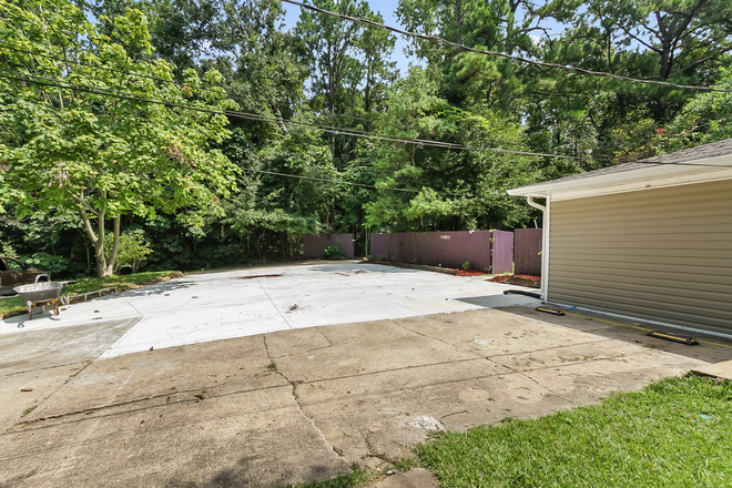 large driveway parking - Private Rooms Near UA | Jacuzzi Suite & Keyed Bath | From $550/mo