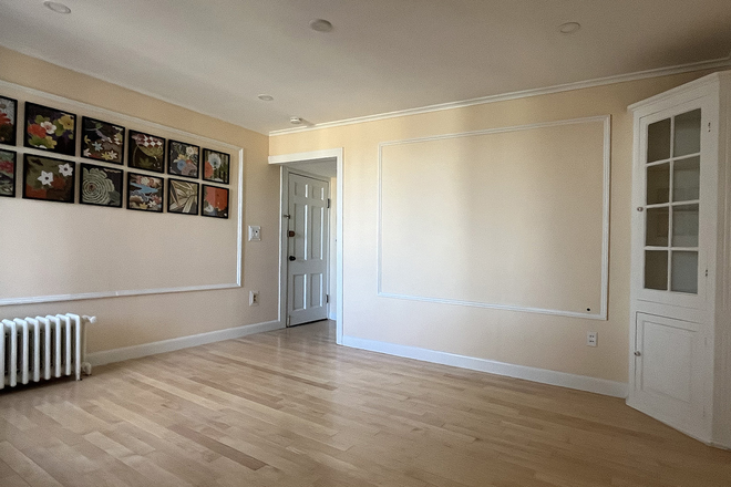 entry room - Large 5 room on quiet dead end street (Eastman Rd). Walk to Harvard, Davis, Porter, Lowell St T House