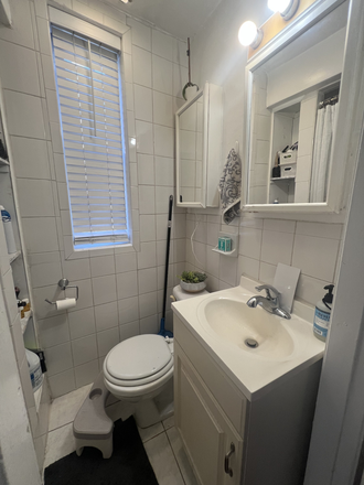 Bath - 2 bd 1 ba in the North End (utilities included) Apartments