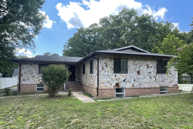 Front porch - Large Single Family Home For Rent - 4 Bedrooms!