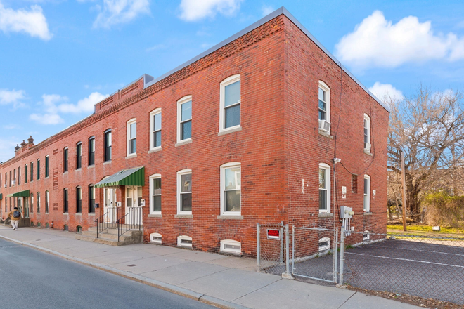 exterior - Large 2 bedroom with big windows and natural light close to Harvard Townhome