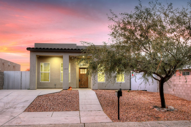 Front of the home - Beautiful downtown home w/ updated amenities