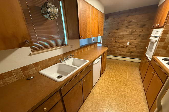 3 - AVAILABLE NOW!: 1970 Glenwood Dr House