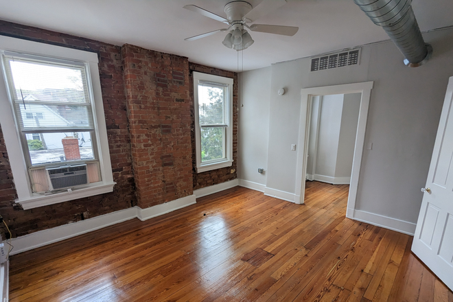 Living Room - Beautiful and Spacious Apartment, Hardwood Floors, Free Washer/Dryer
