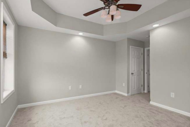 Bedroom - Looking for 3rd roommate in our rowhome!