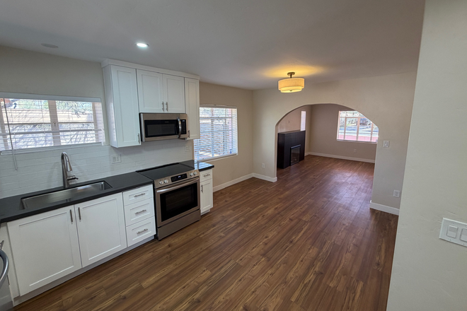 Kitchen - Central Tucson Bungalow – Minutes to U of A, Banner, TMC & St. Joseph’s
