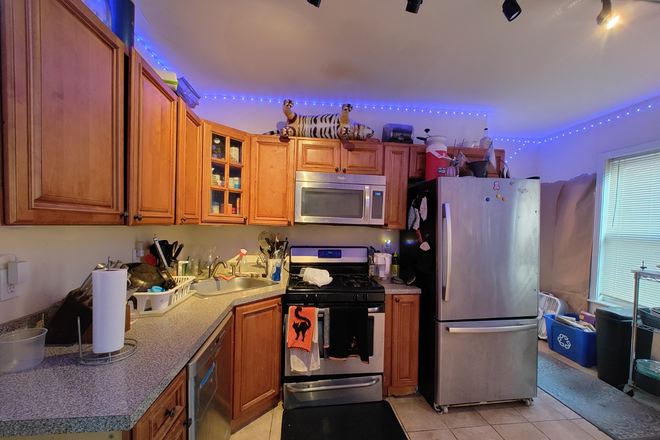 - - No Broker Fee! Close to Campus! 5 bed 2.5 bath w/ Laundry