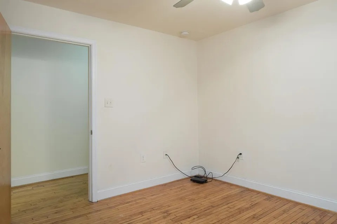 your bedroom - Theatre Row, 10-15 min walk to campus Apartments