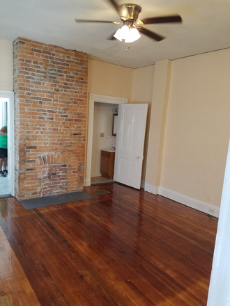 First Floor Living Room - Spacious 5BA / 2BA exceptional home minutes to Main Campus, Med School, Nursing and Pharmacy Schools
