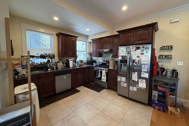 . - LOCATION!! HUGE 4 Bed / 2 Bath in Ventral Sq w/ LAUNDRY IN UNIT! Parking Options! Available 7/1/26!!