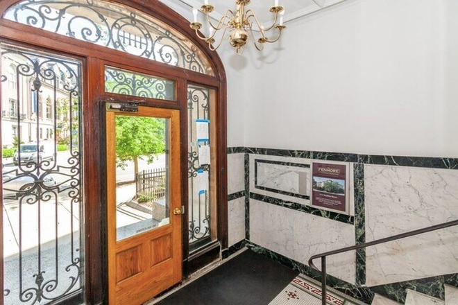 A - Beautiful studio right by Berklee, Fenway Schools and close to Pru and Newbury Condo