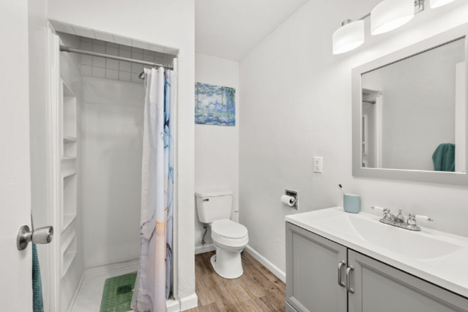 3/4 private bathroom - Room with private bathroom available in shared house blocks from campus