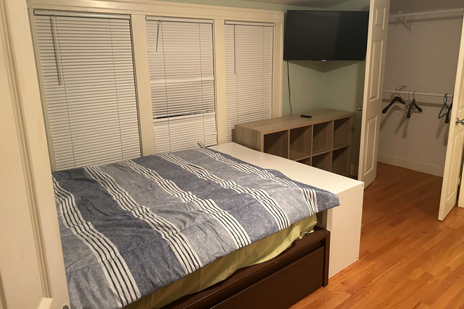 Bookcases, Tv, large closet - West Cambridge - Room for rent in house