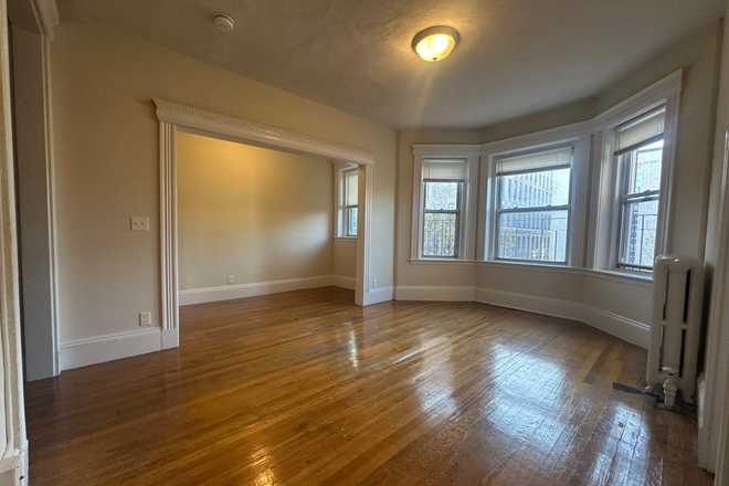 1 - NO FEE -- Studio Apartment on Huntington Ave. - GRAD STUDENTS