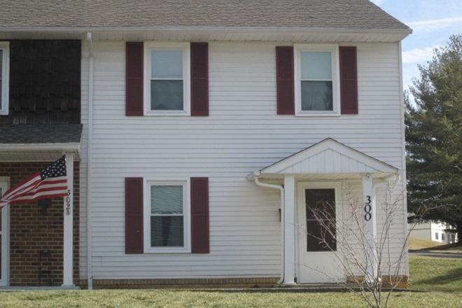 - 3 Bedroom 1 Full Bath with 2 1/2 Bath Townhouse