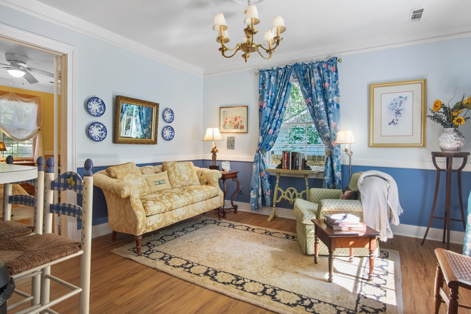 Living Room - Historic Downtown Mother In Law Suite