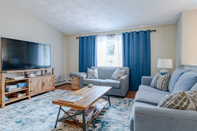 Living room - Newly renovated house close to campus