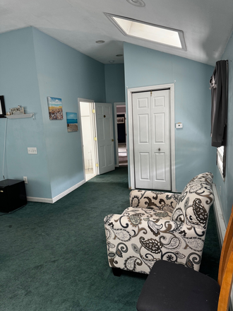 Bedroom - 400 SQ FOOT BEDROOM PRIVATE BATH IN SINGLE FAMILY HOME
