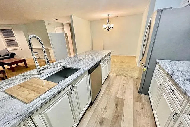 Kitchen peninsula looking towards living room and dining areas. - 2 Bed 1 Bath Apartment close to UIC West Campus