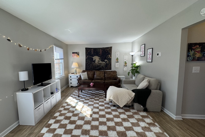 Living room - Renovated Townhouse close to campus