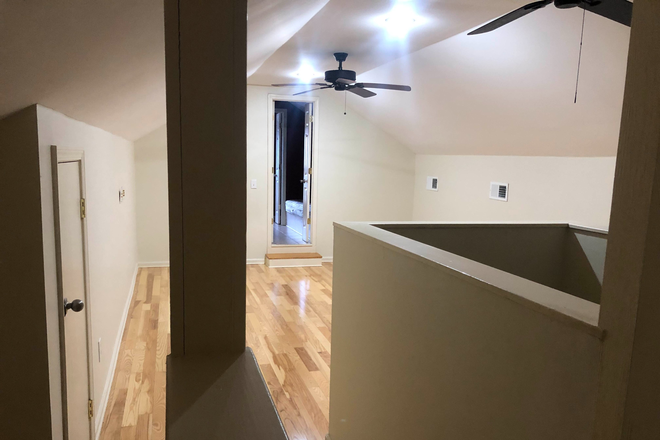 Common area, looking into the bedroom. - Upstairs room in The Highlands, close to campus