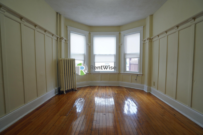 1 - SEPT 2026-Comm Ave 2 bed split! H/HW inc. Porch, NO FEE!