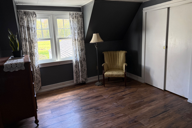 Bedroom - Bedroom/ Private 1/2 Bathroom with shared shower. !0 minutes to UM