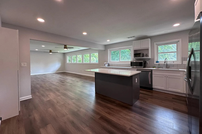 kitchen - LOCATION! 2MI TO EMORY/CDC NEWLY RENOVATED 4B2B CONDO FENCED BACKYARD