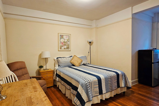 Living Room/Bedroom - Wyman Park Apartments