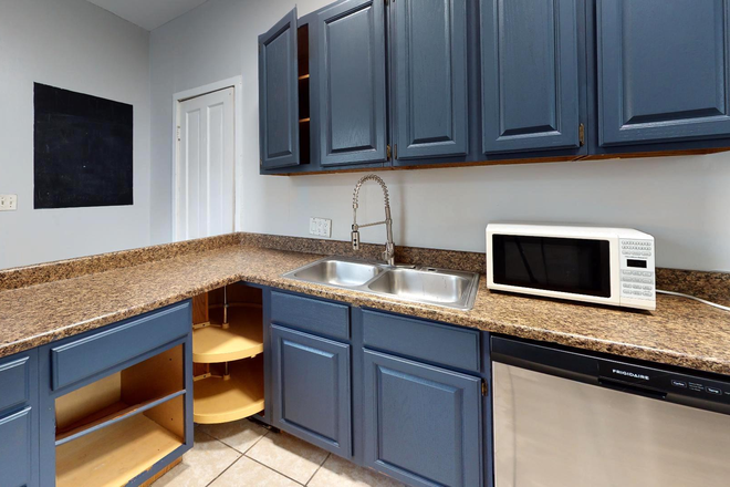 Interior - 26 W. Hollister- 5 Bedroom 3.5 Bathroom Home!