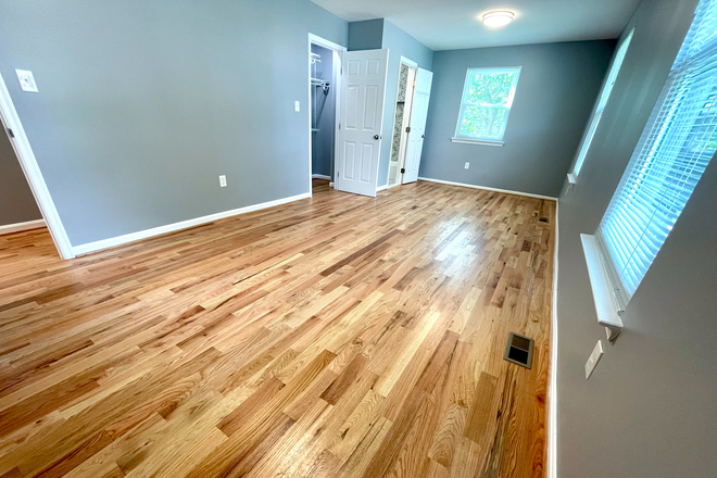Look at the size of this master bedroom! - AVAILABLE NOW THRU AUG. 1st! HUGE MASTER SUITE! STUNNING KITCHEN, BATHS, NEW HARDWOODS, FREE PAR House