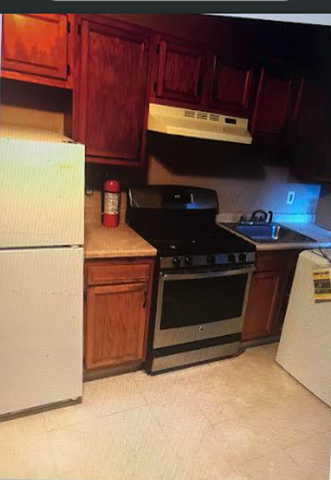Call NOW for showings! 617-236-8550 - HAMMOND ST - GREAT VALUE IN SOUTH END! BROWNSTONE 3BR AVAIL *9/1/2026* W/ H&HW INC, IN UNIT LNDRY!