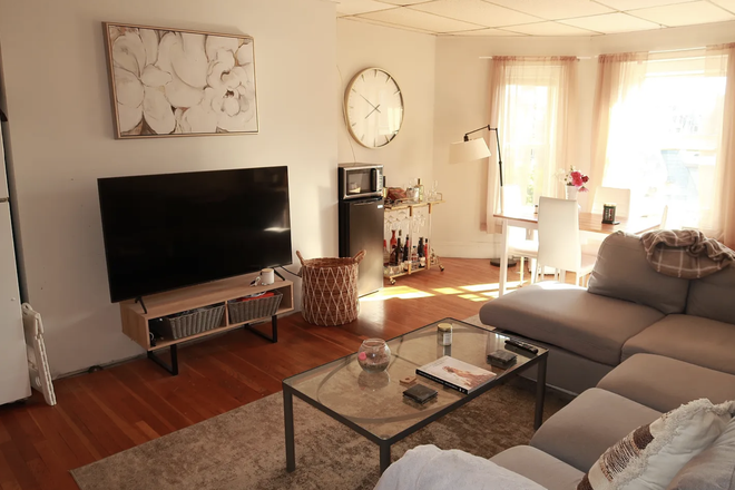 A - 3 bed with living room in best location Apartments