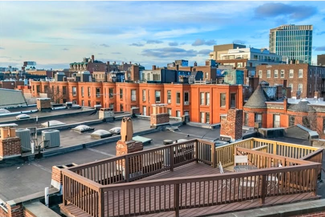 Roof deck - Sun-drenched penthouse with private roof deck