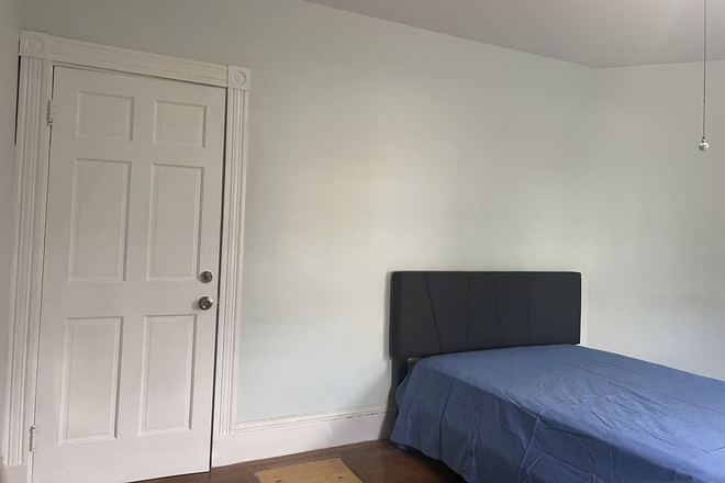 Large room 2 - Two Furnished Private Rooms Near Longwood / Mission Hill — Available July 15 or Later Apartments