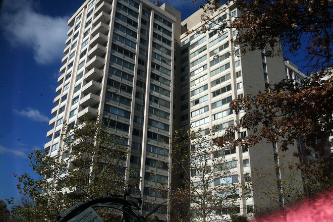 Building - Comfortable studio close to public transportation, shopping, restaurants and parks