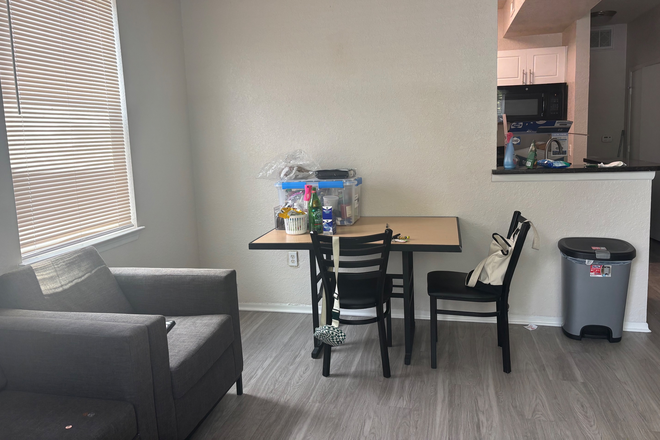 Dining table - The Verge Apartments on Alafaya 4 minute drive to campus