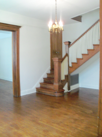 entry hall - 4 Bedroom 3 Bathroom home-Prime Location