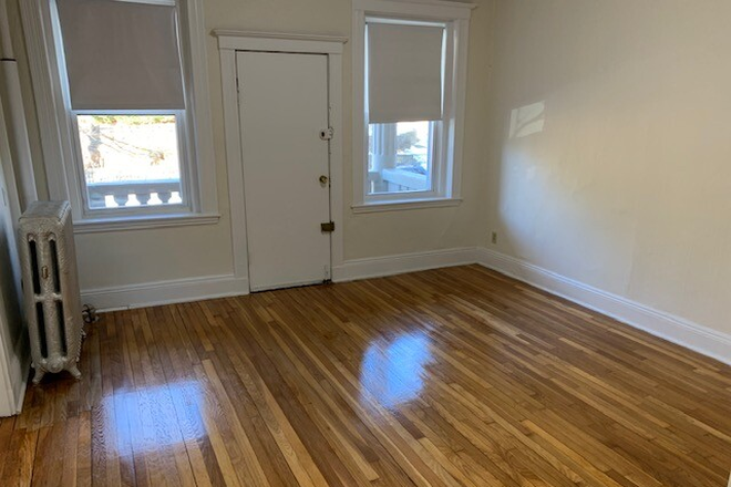 Hub Realty - Large 2 bedroom with front view and deck, in Brighton