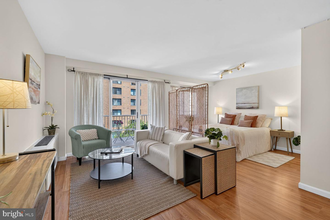 Living Space - Foggy Bottom Studio: All Utilities Included, 24/7 Concierge, Walk-In Closet and Patio