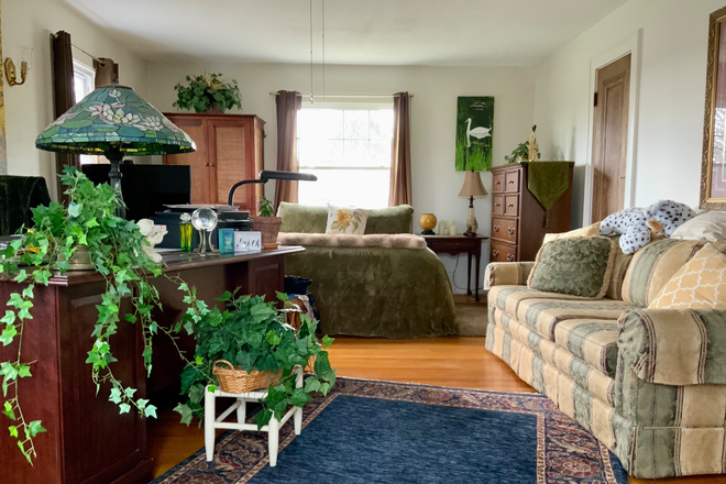 Room C. $790. 15''x25. Move in August 1, 2026. - AWESOME, peaceful, private home for one lucky grad student. Genial live-in owner. SU a 8-9 min.