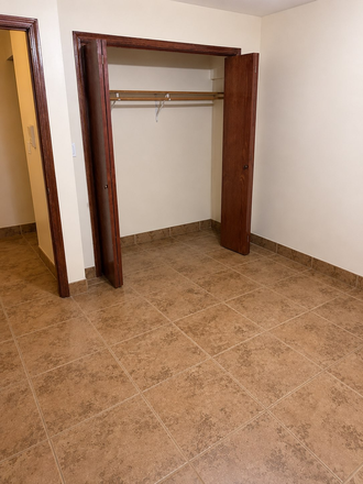 Room and Closet - Private Room in Garden Apartment Near UIC Medical District/United Center 950 + Utilities