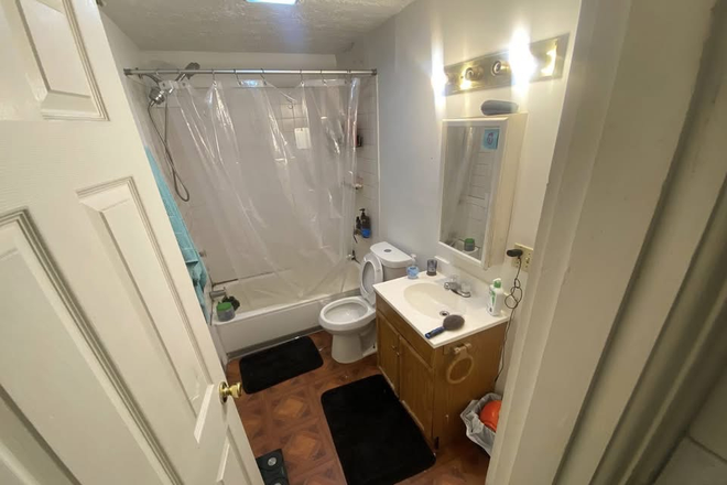 Bathroom - Furnished Bedroom Available in Student Home – Free Parking + Laundry