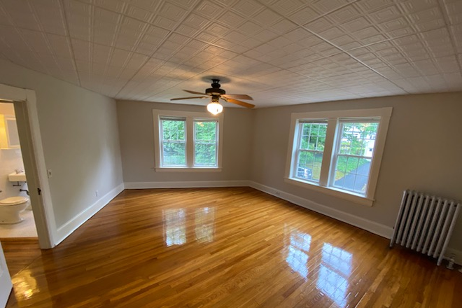 Huge living room - Avail 8/1 Heat & hot water included