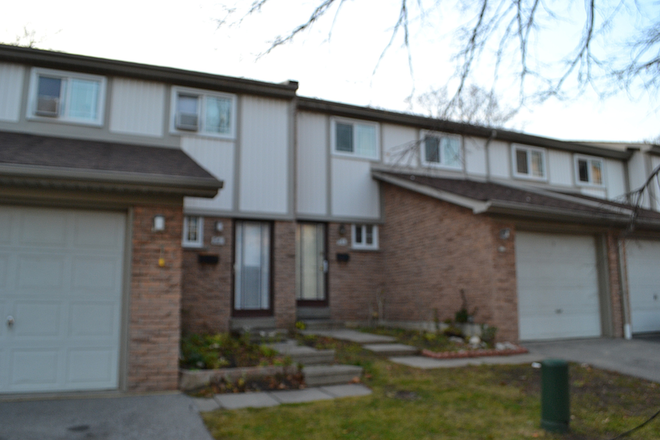 Front Exteiror - Garage & Driveway (2 Parking) - 🏡 4-BEDROOM TOWNHOME FOR RENT — $1000/person for 4-6 roommates