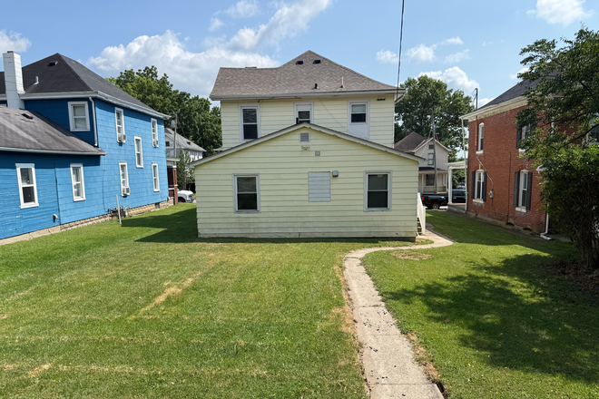 Outside - Back Yard - Up to 8 Students - Professor Owned - Easy walk to campus and uptown House