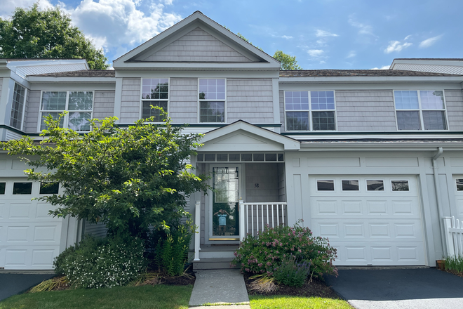 front entranceway/garage - Beautiful South Burlington townhouse 10 min from UVM medical