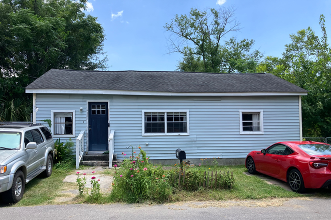 1822 Austin Ave Front View - 4 bd/2 bth w fenced in yard, pet friendly, w/d, hardwood floors, fireplaces & fully renovat