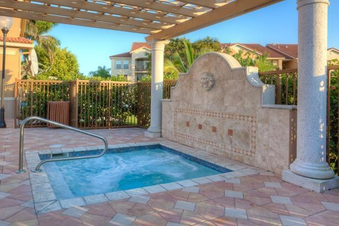 Hot Tub - Mirabella Villas - Spacious 1 Bed/ 1 Bath convert Living room in Boynton Beach near Atlantic Ave.